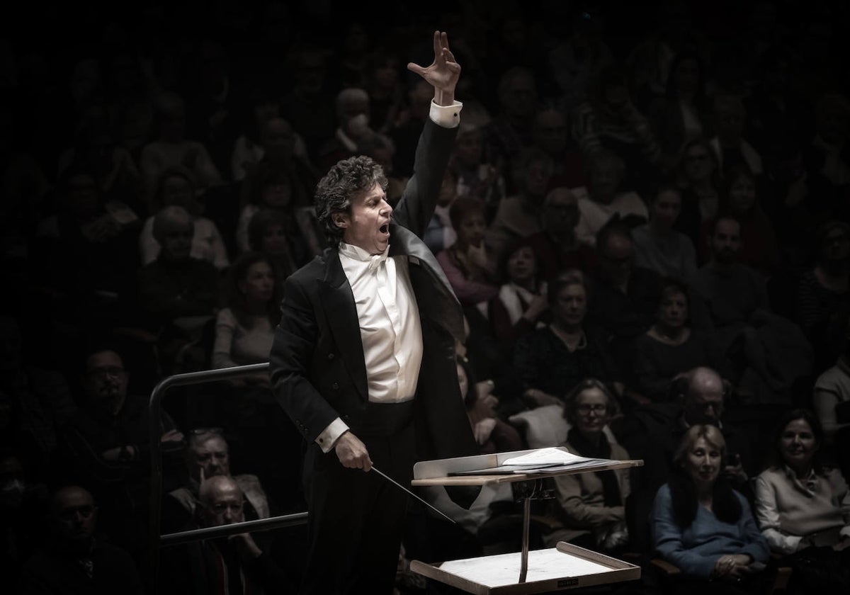 El director de la Banda Municipal, Cristóbal Soler, durante el concierto.