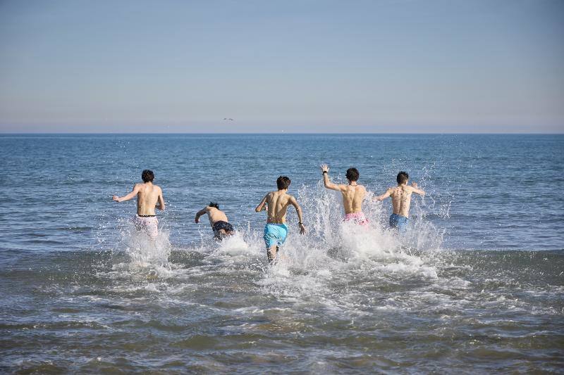 Baños en la playa Las Arenas de Valencia en pleno mes de enero