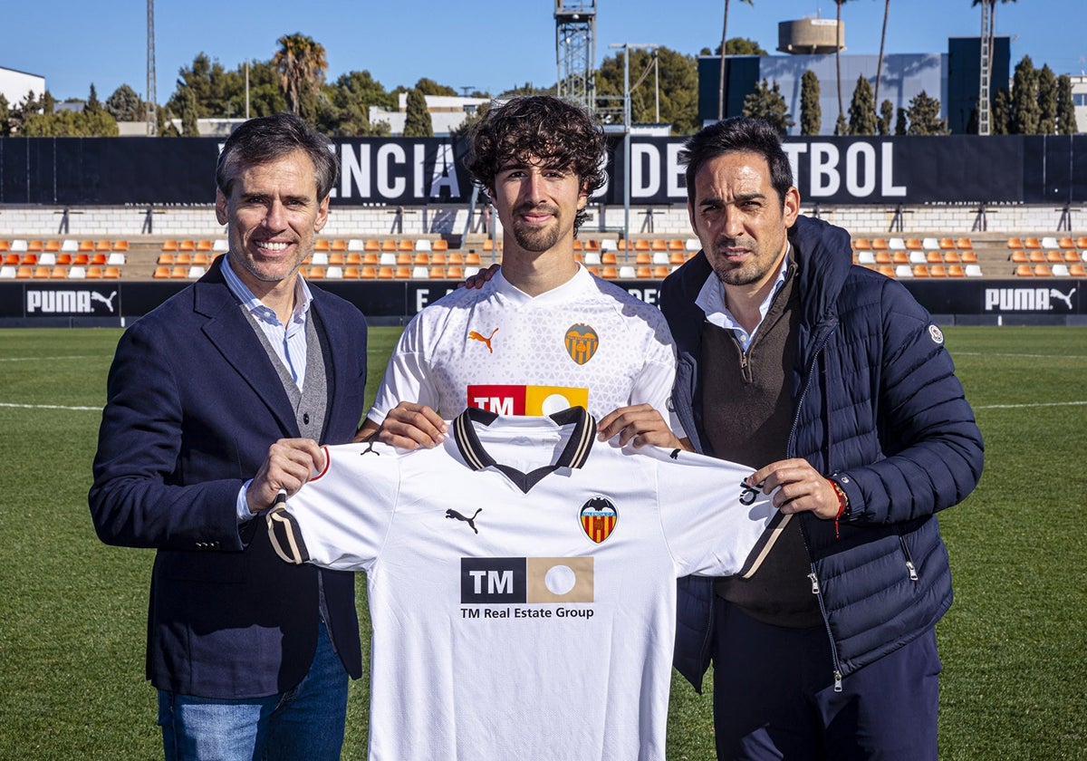 Hugo González, en el centro, junto a Miguel Ángel Corona y Vicente Rodríguez.