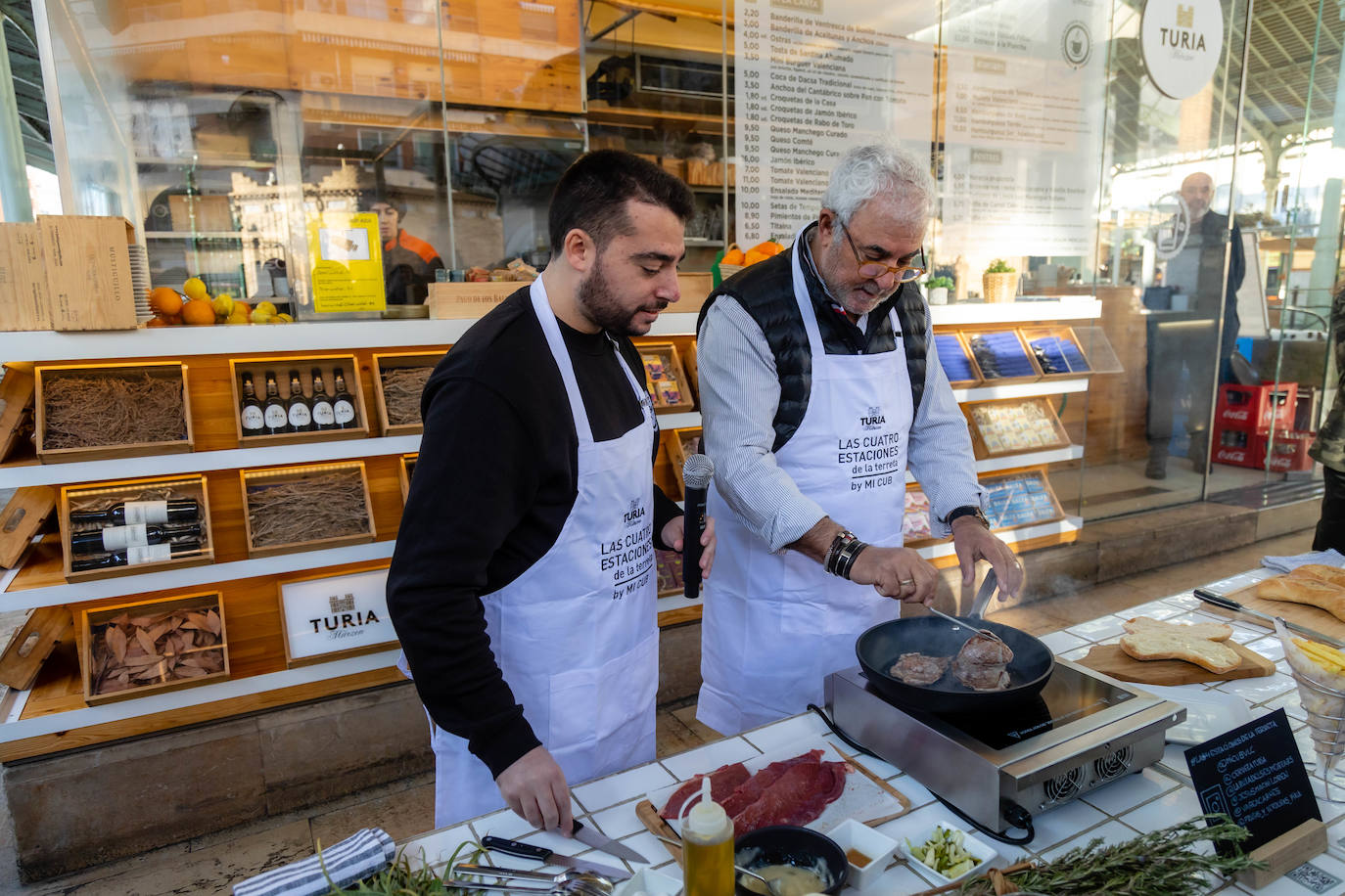 Arnau Clari y Rafael Escriva, durante la preparación del bocadillo de carne de caballo.