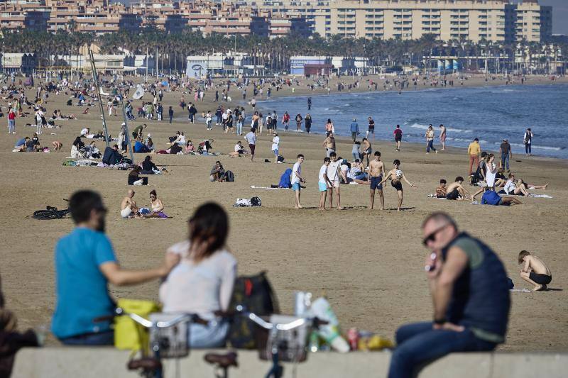 Baños en la playa Las Arenas de Valencia en pleno mes de enero