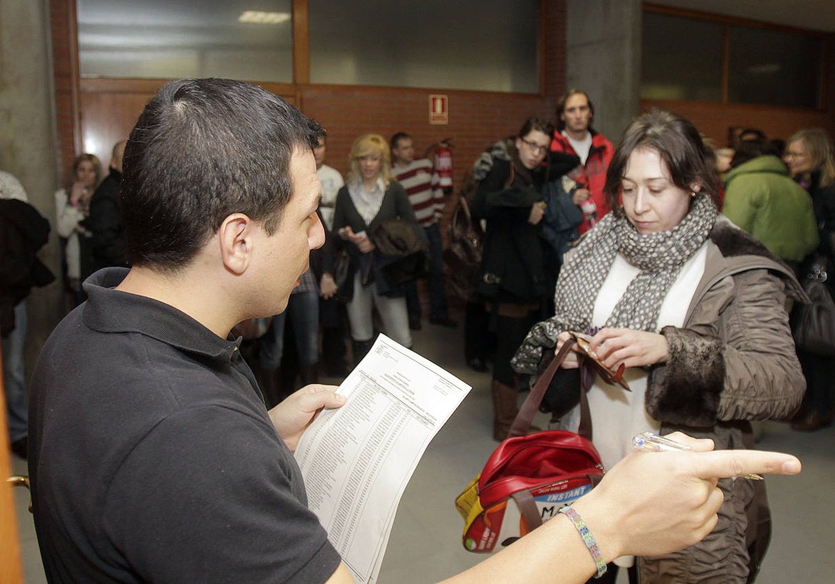 Una candidata se identifica en un proceso de selección sanitario.