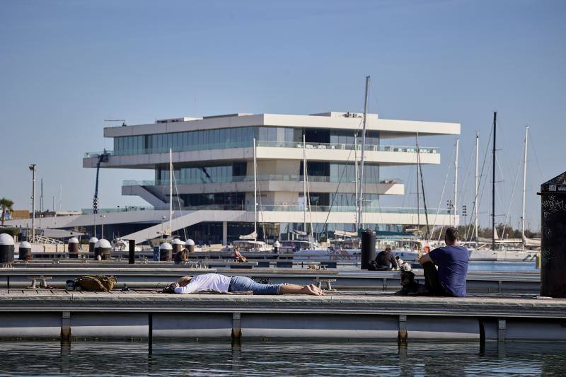 Baños en la playa Las Arenas de Valencia en pleno mes de enero