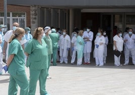 Sanitarios a las puertas de un hospital.