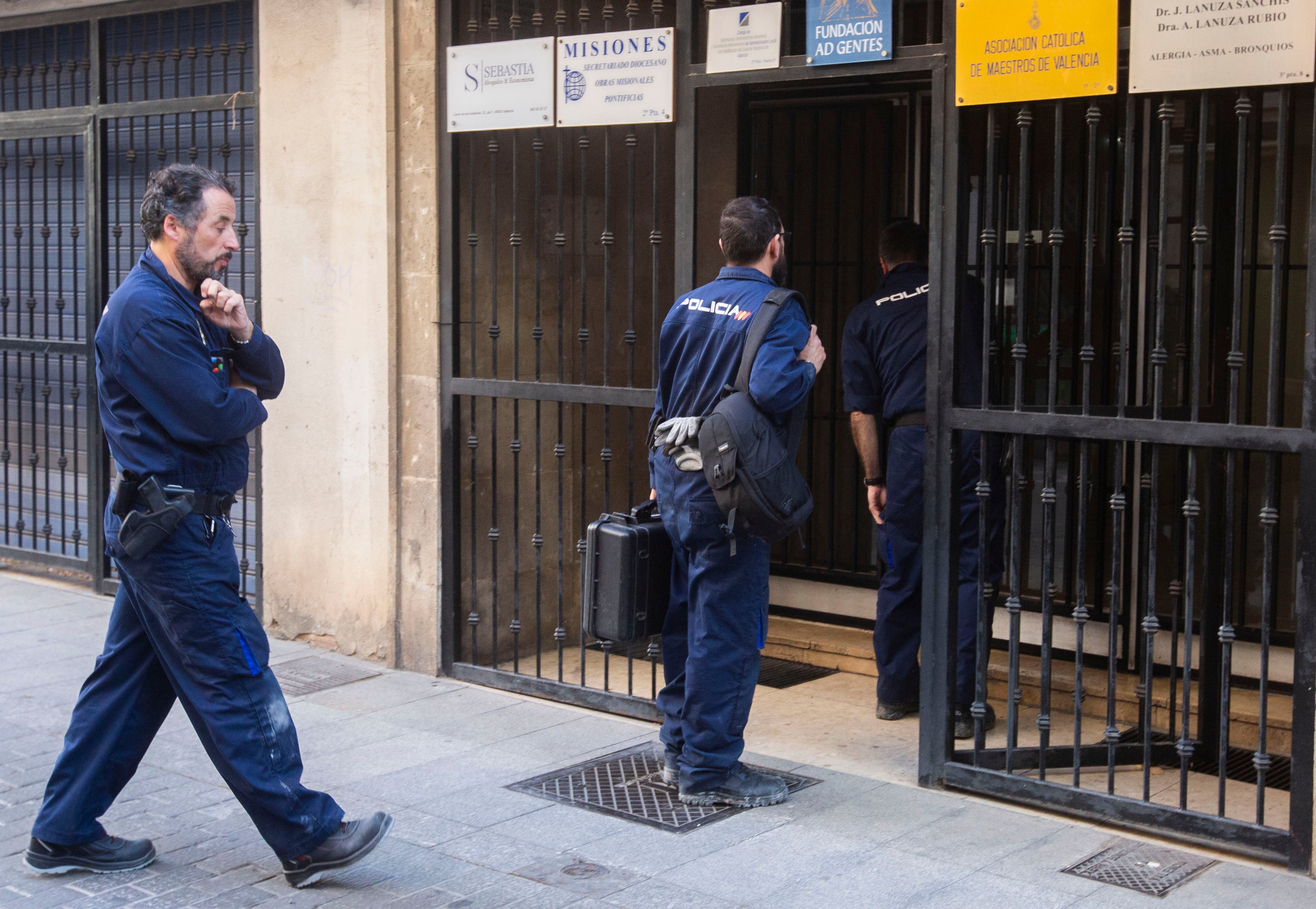 Policías nacionales entran en el domicilio del canónigo asesinado