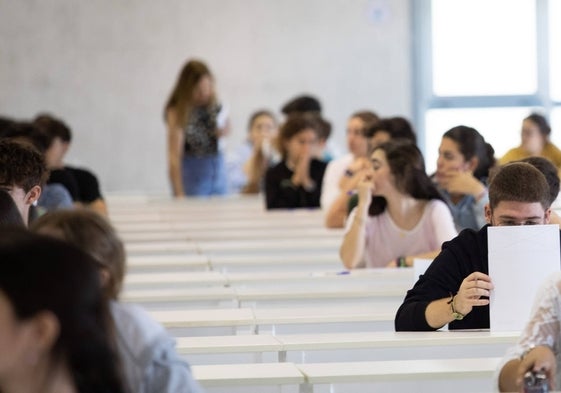 Unos alumnos en el examen de Selectividad.