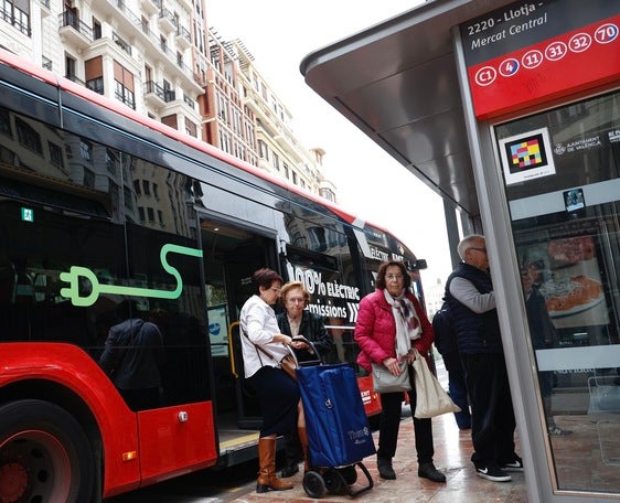 Pasajeros bajan de un autobús de la EMT en una parada del centro de Valencia