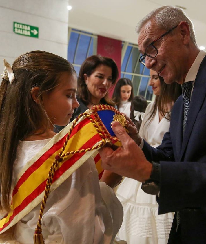 Imagen secundaria 2 - Ensayo de María Estela Arlandis y de Marina García y la fallera mayor infantil de Valencia, con el edil de Fallas, Santiago Ballester.