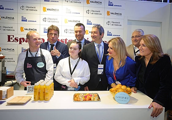 Platos valencianos, disfraces y apuestas LGTB para vender en Fitur hasta el último pueblo