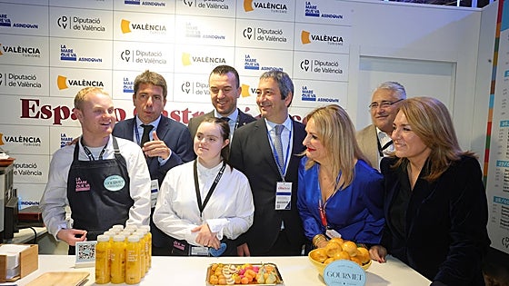 Platos valencianos, disfraces y apuestas LGTB para vender en Fitur hasta el último pueblo