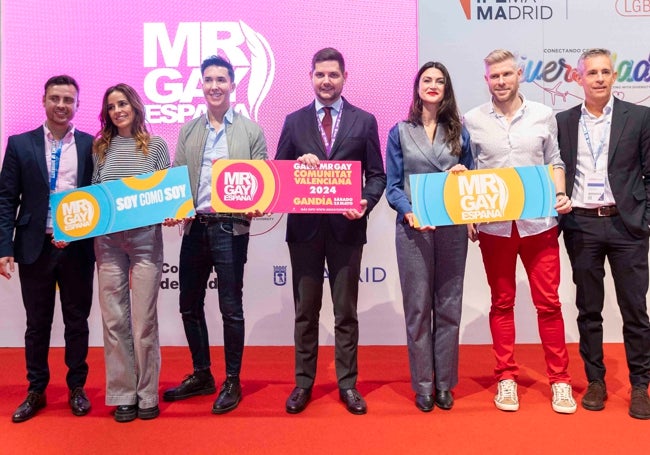 Prieto, junto a la edil de Turismo, y personalidades como la valenciana Carmen Alcayde y organizadores de la gala Mr. Gay.