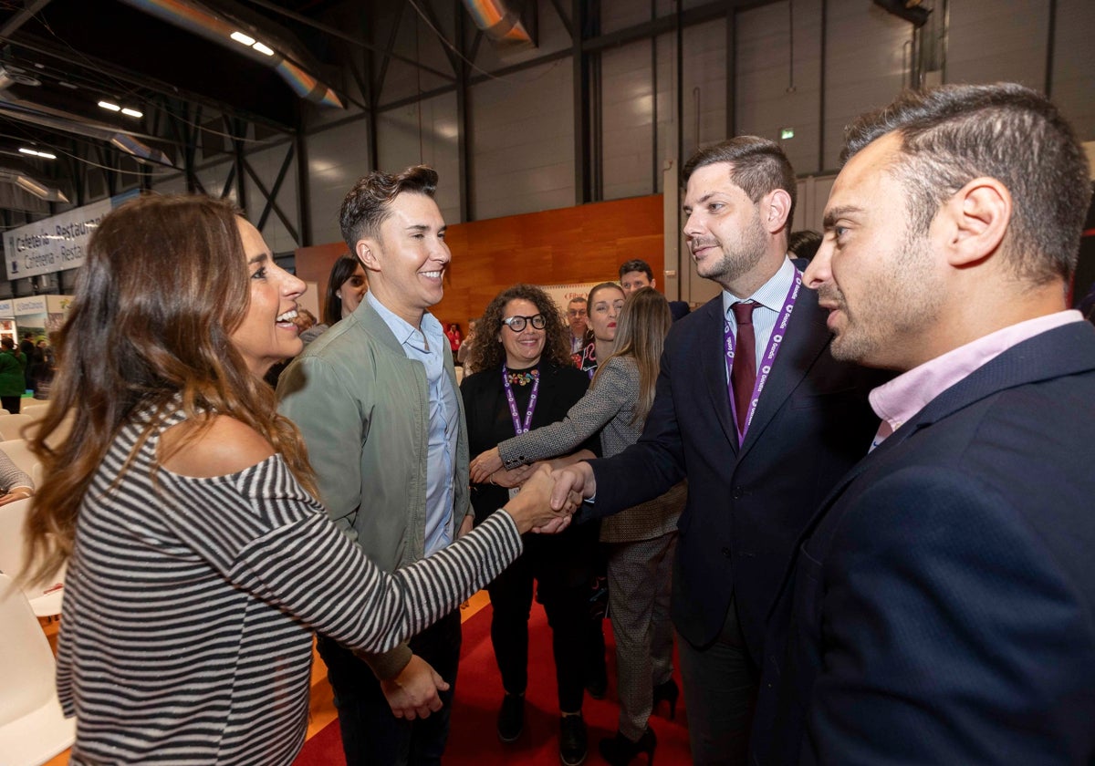 Carmen Alcayde saluda al alcalde de Gandia, José Manuel Prieto.