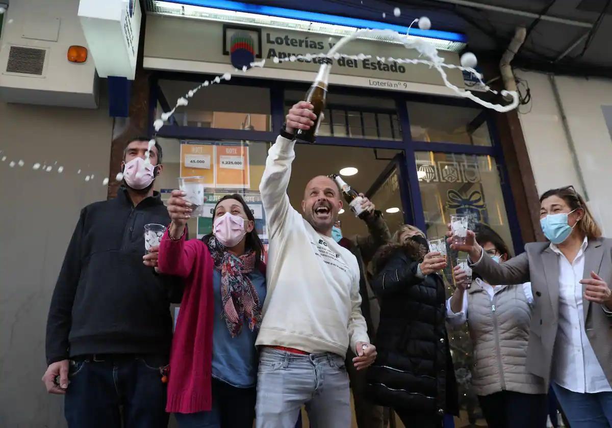 Jugadores de Lotería Nacional celebrando un primer premio en una imagen de archivo.