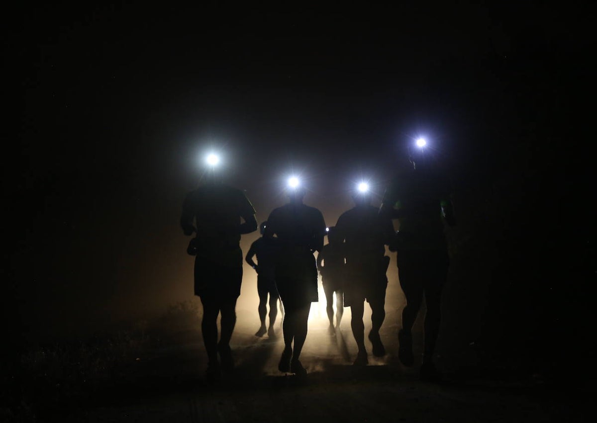 Imagen secundaria 1 - Corredores llegando a meta y durante la noche en el ultramaratón, y participantes en la 10K.