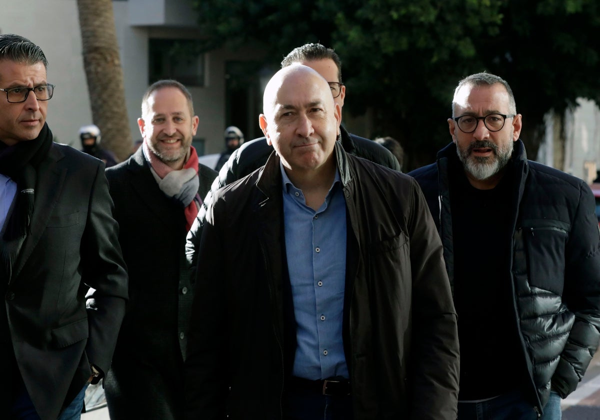 Alejandro Soler, en el centro, junto a algunos de sus colaboradores.