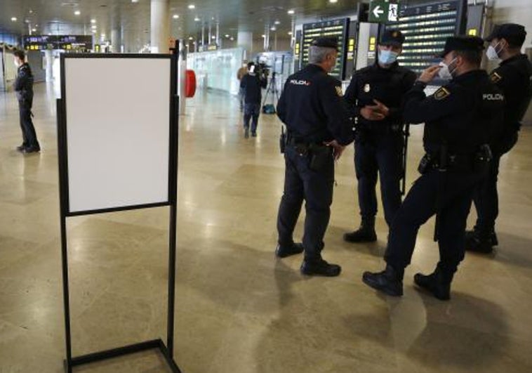 Imagen de archivo de varios policías en el aeropuerto de Manises.