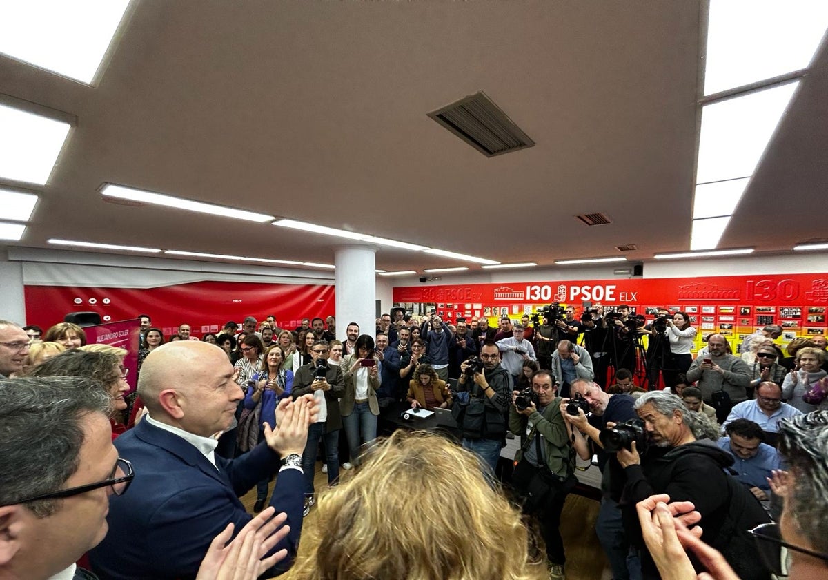 Soler, a la izquierda, junto a compañeros y cargos del PSPV, esta tarde en Elche.