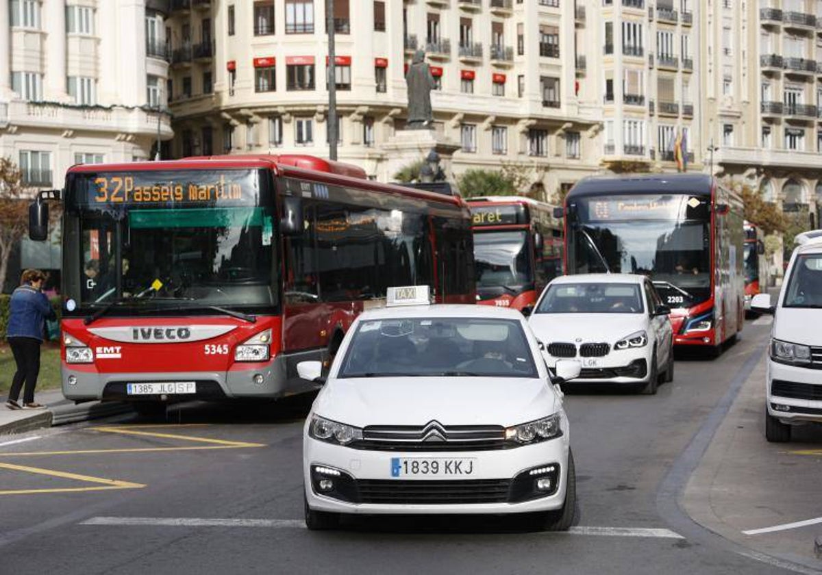 Las nuevas líneas de la EMT circulan por el centro de Valencia.