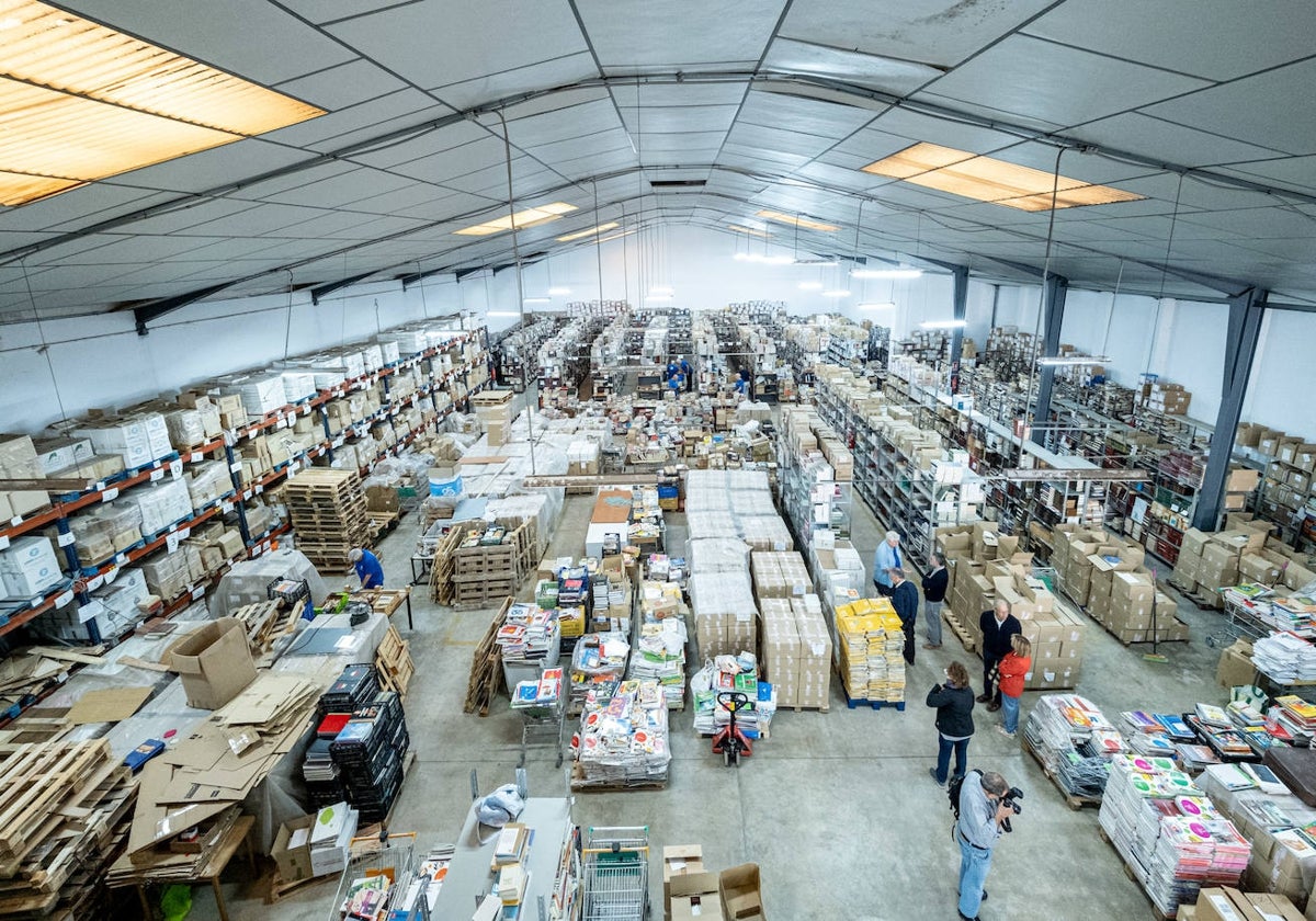 Vista de la nave con libros para enviar libros.