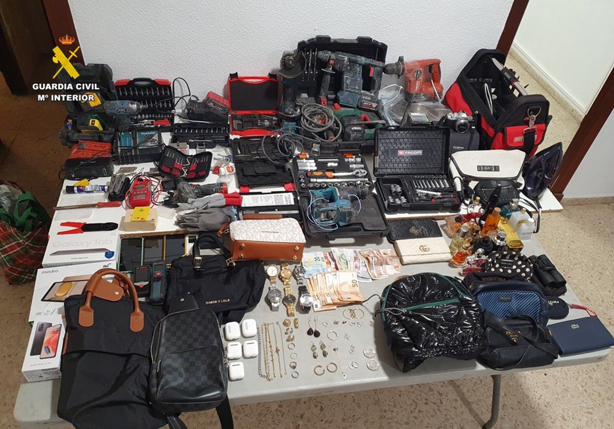 Material incautado por la Guardia Civil.