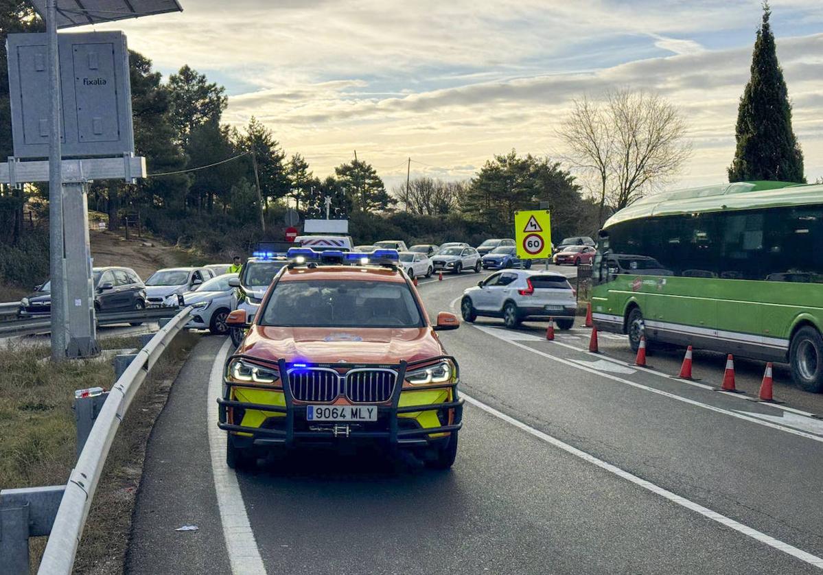 Vehículos hacen cola en los accesos a Cotos y Navacerrada.