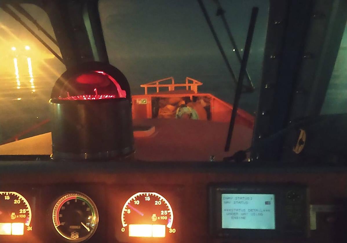 La Salvamar Pollux durante la recogida de muestras.