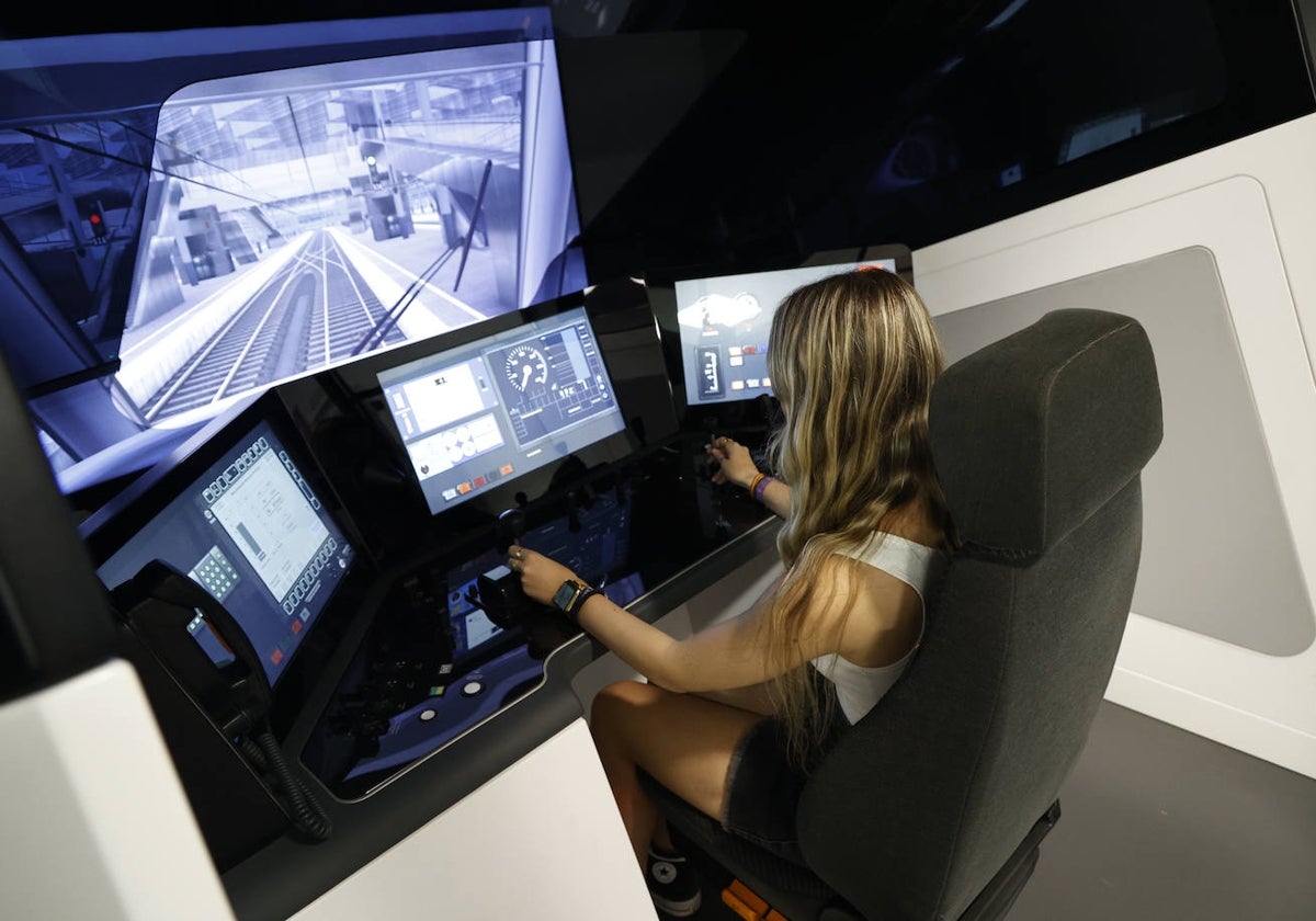 Cabina de simulación de conducción en la escuela de Renfe en Valencia.