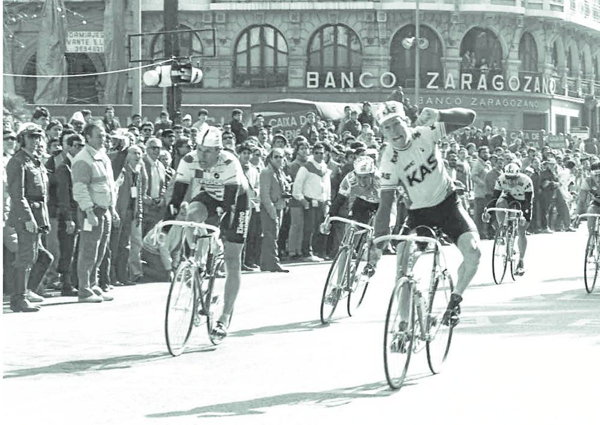 Imagen secundaria 1 - Pogacar se destapó en la Volta antes de ganar el Tour; Sean Kelli entrando victorioso a la Plaza del Ayuntamiento; y Salvador Cardona, primer vencedor de la carrera.