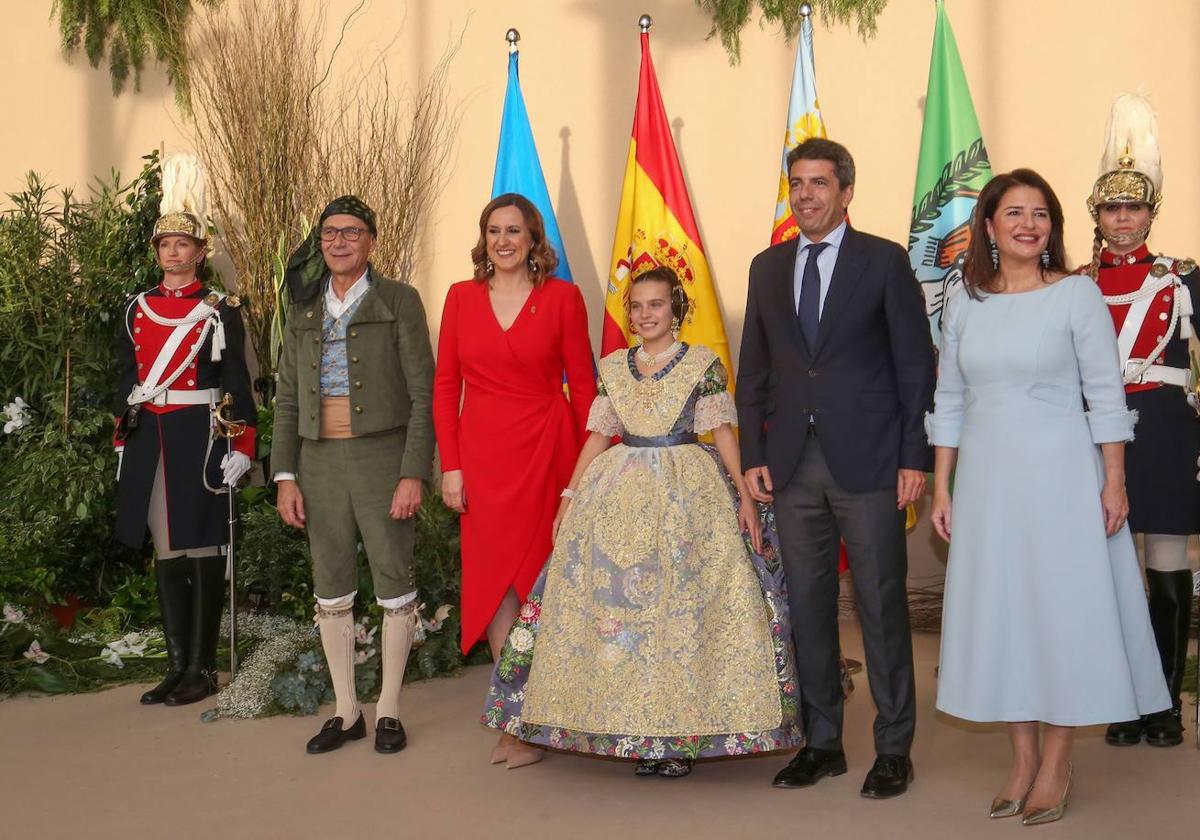 La fallera mayor Marina García con la alcaldesa de Valencia, María José Catalá, y el presidente de la Generalitat, Carlos Mazón.