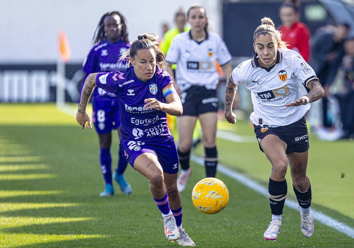 Macarena Portales, buscando el balón durante el partido de ayer contra el Tenerife.