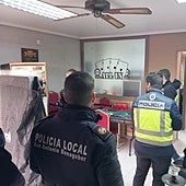 La Policía desmantela un casino ilegal en San Antonio de Benagéber donde jugaban al póquer y consumían drogas