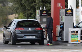 Una persona reposta su vehículo en una gasolinera