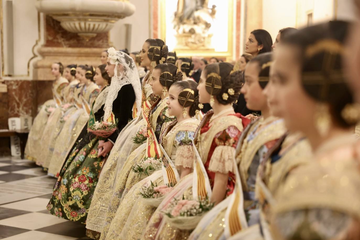 La visita de las falleras mayores de Valencia a la Basílica de Valencia