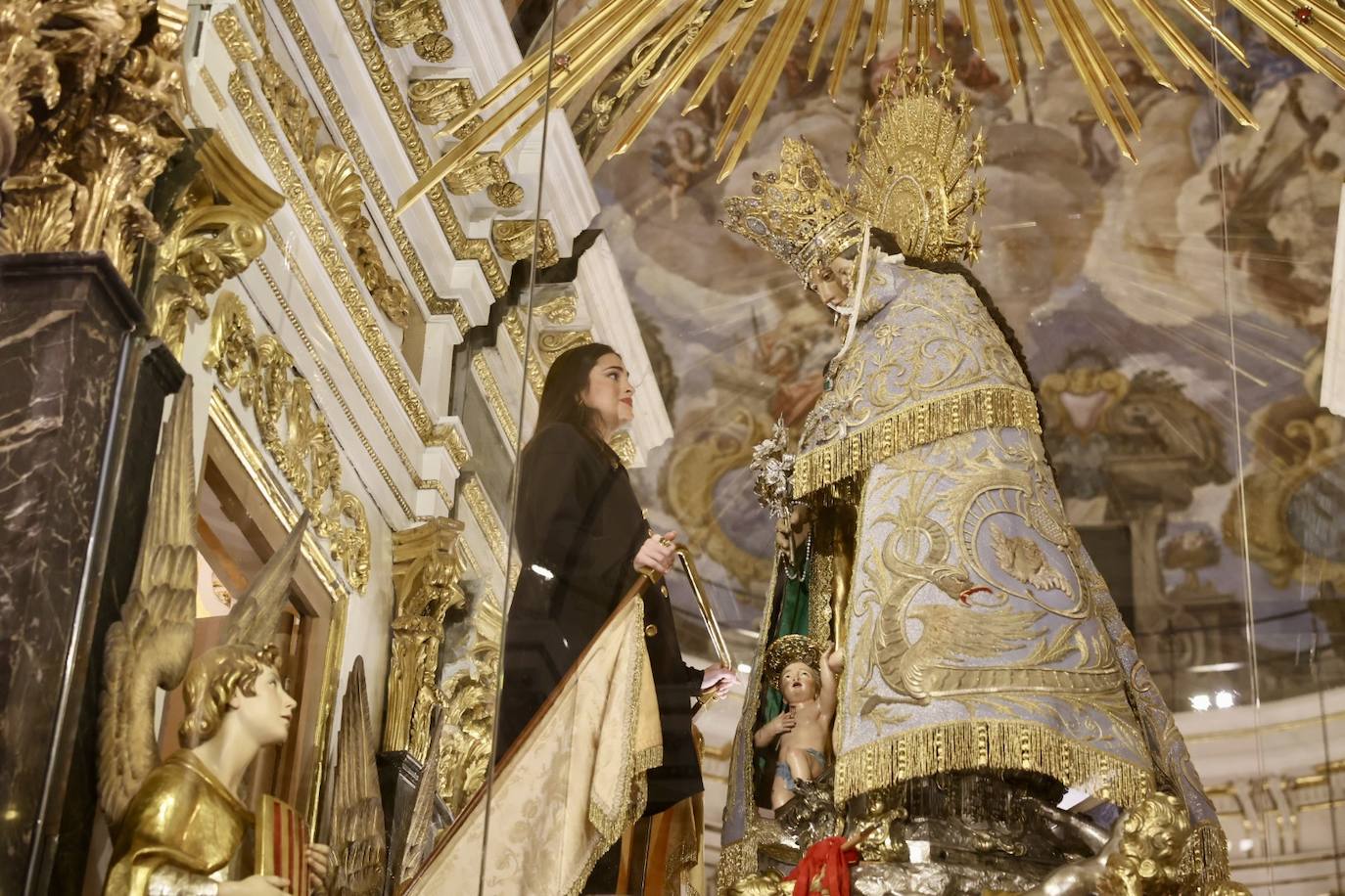 La visita de las falleras mayores de Valencia a la Basílica de Valencia