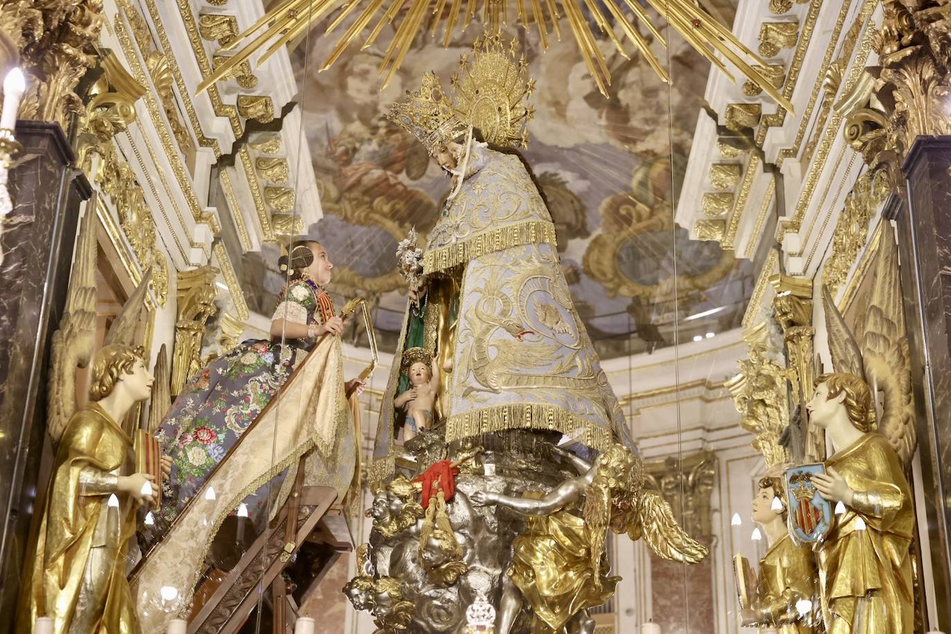 La visita de las falleras mayores de Valencia a la Basílica de Valencia