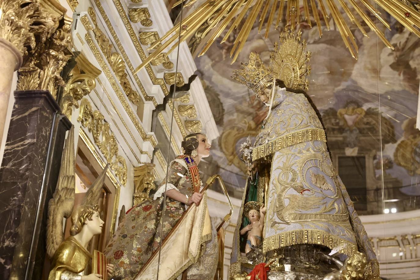 La visita de las falleras mayores de Valencia a la Basílica de Valencia