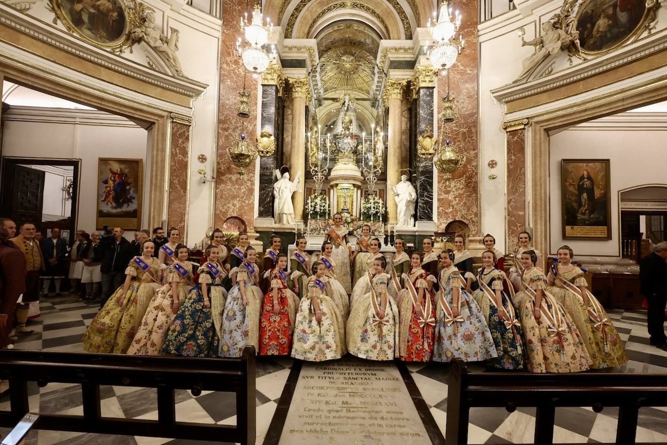 La visita de las falleras mayores de Valencia a la Basílica de Valencia