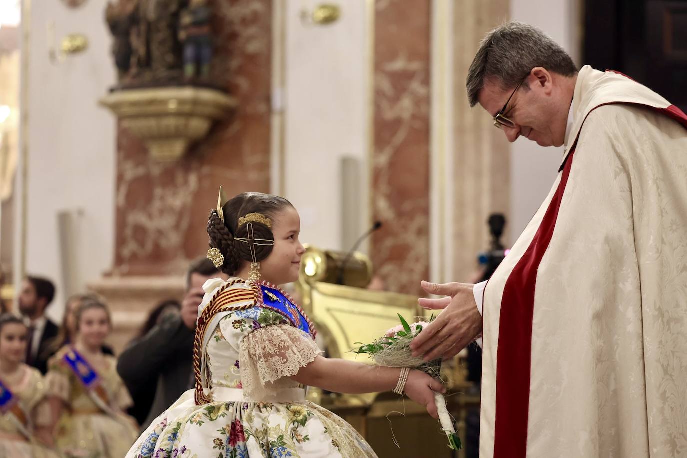 La visita de las falleras mayores de Valencia a la Basílica de Valencia