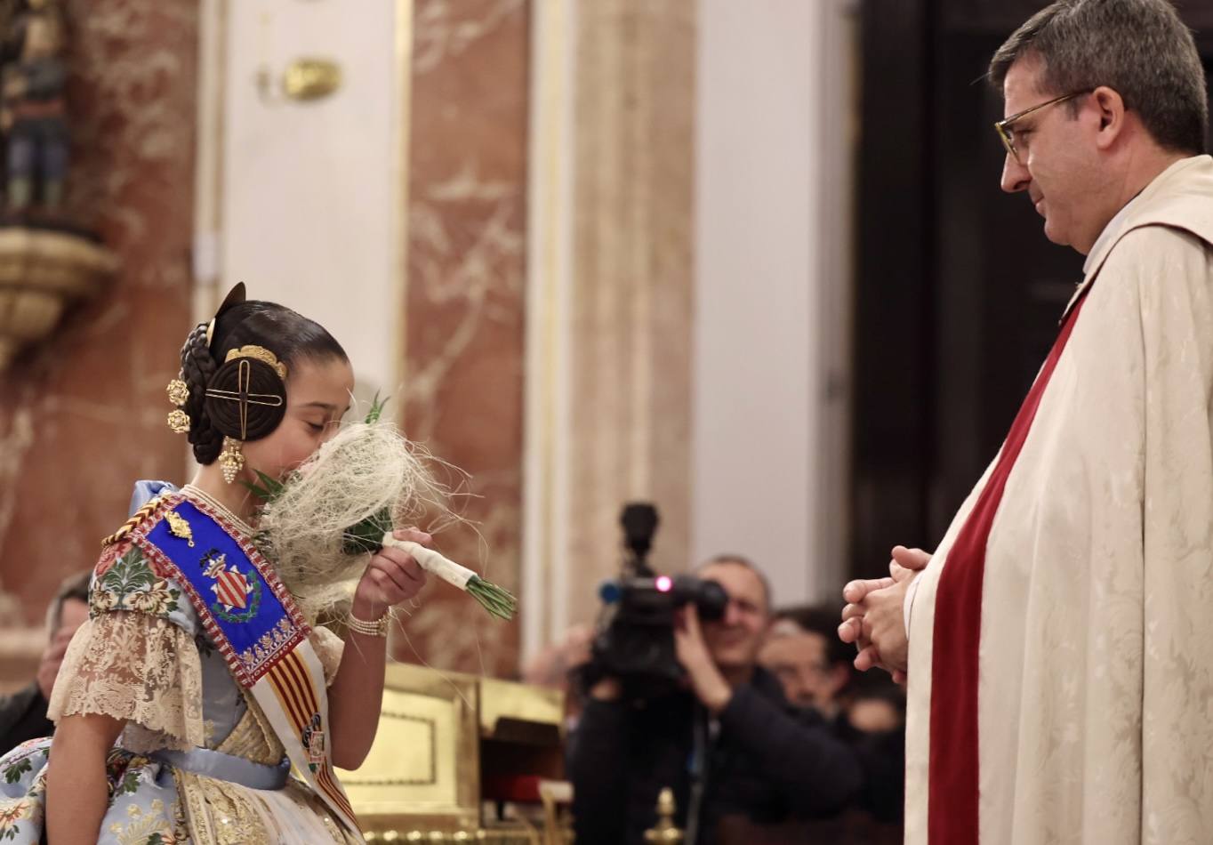 La visita de las falleras mayores de Valencia a la Basílica de Valencia