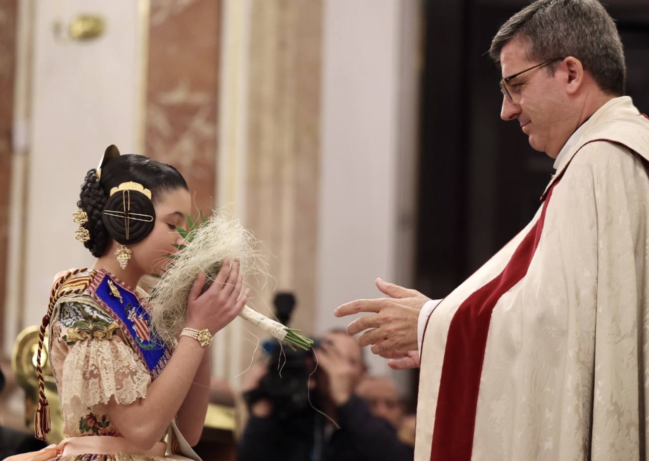 La visita de las falleras mayores de Valencia a la Basílica de Valencia