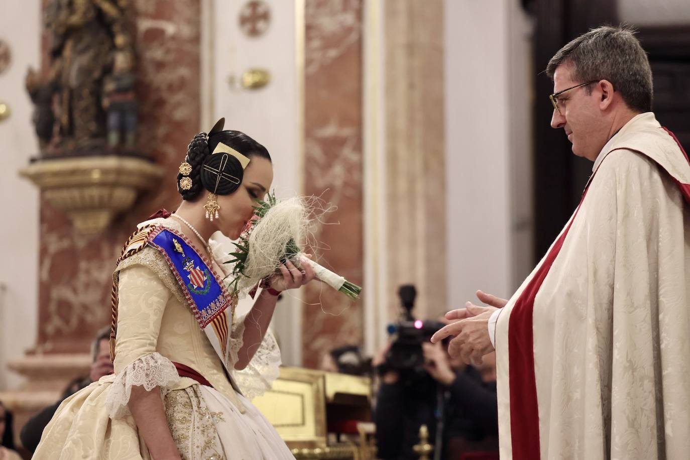 La visita de las falleras mayores de Valencia a la Basílica de Valencia