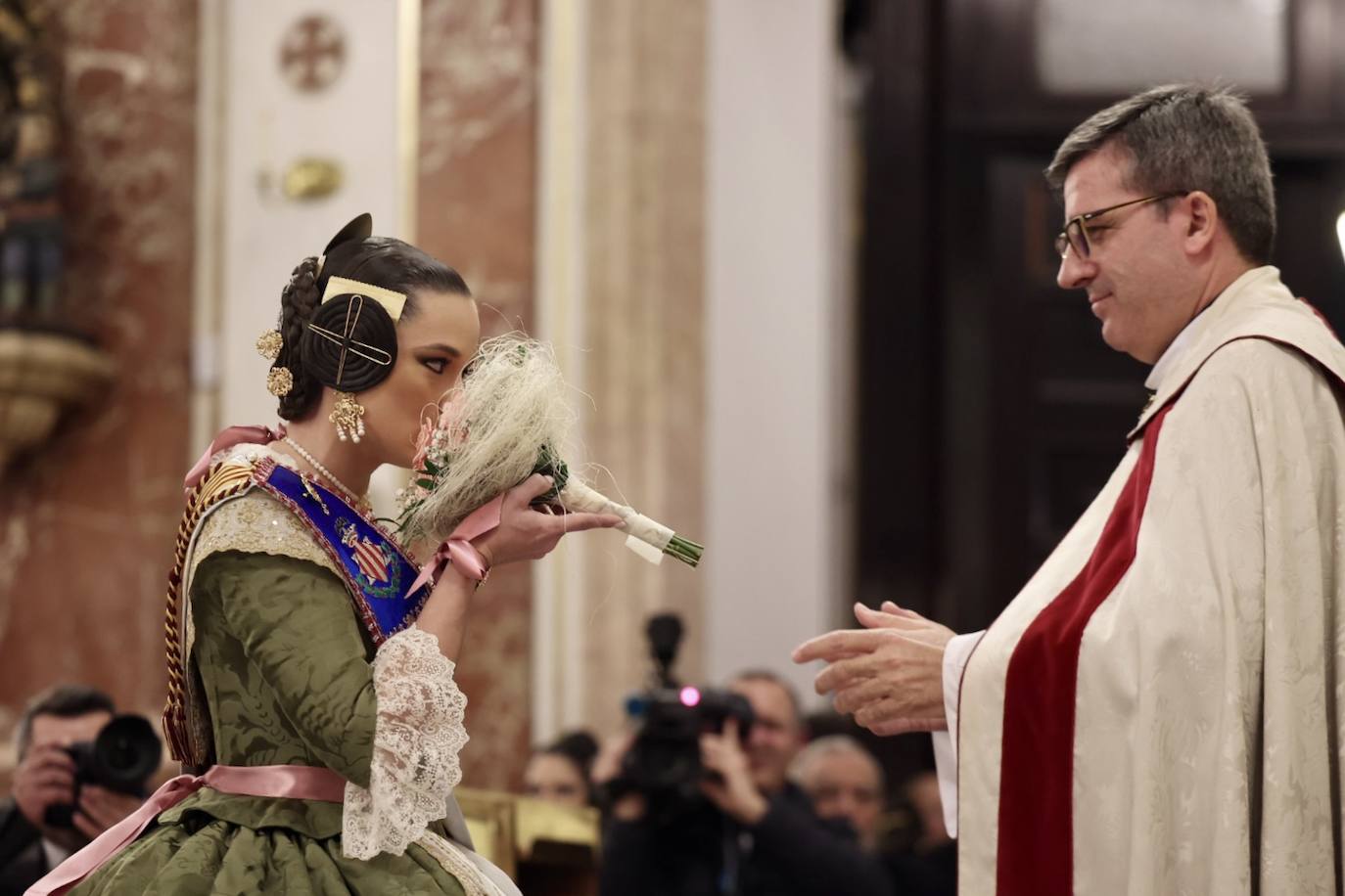 La visita de las falleras mayores de Valencia a la Basílica de Valencia