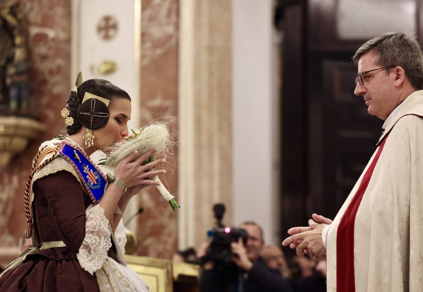 La visita de las falleras mayores de Valencia a la Basílica de Valencia