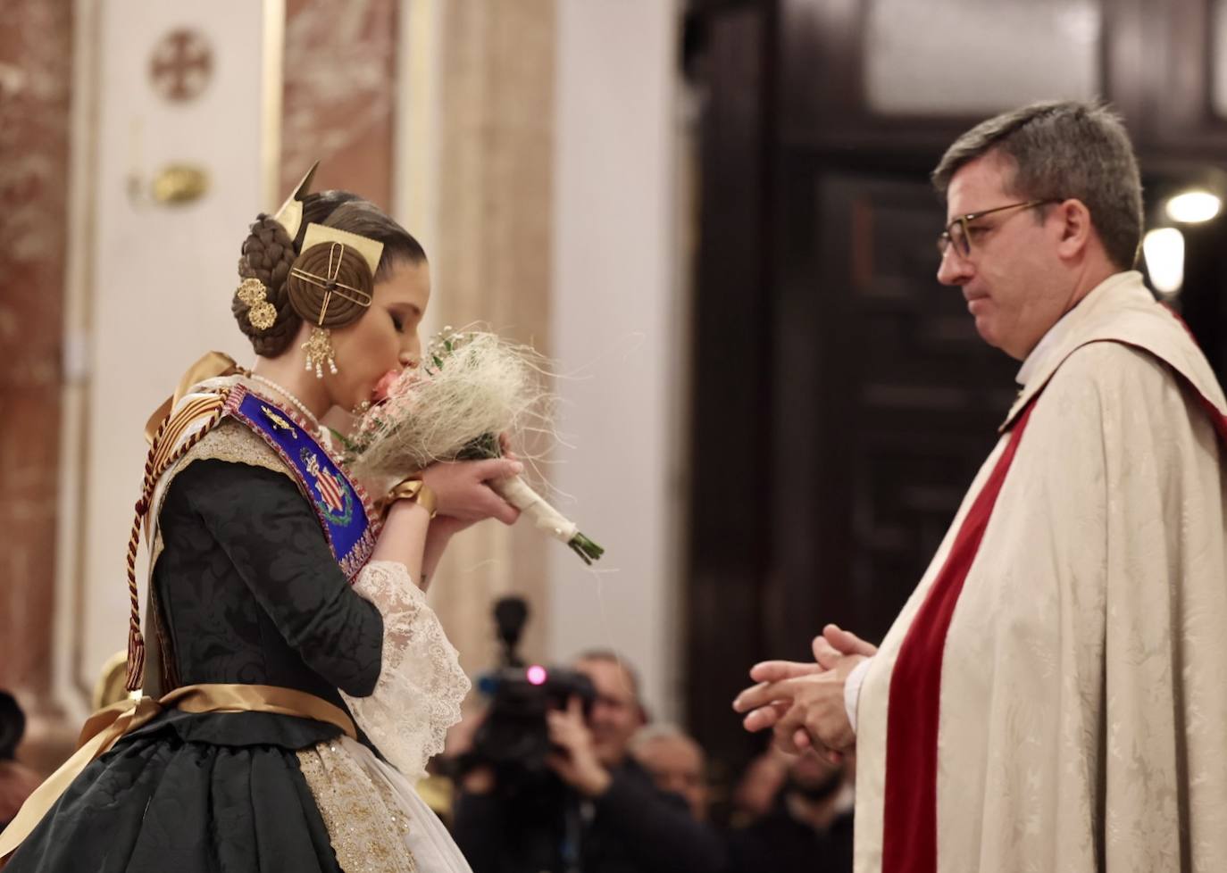 La visita de las falleras mayores de Valencia a la Basílica de Valencia