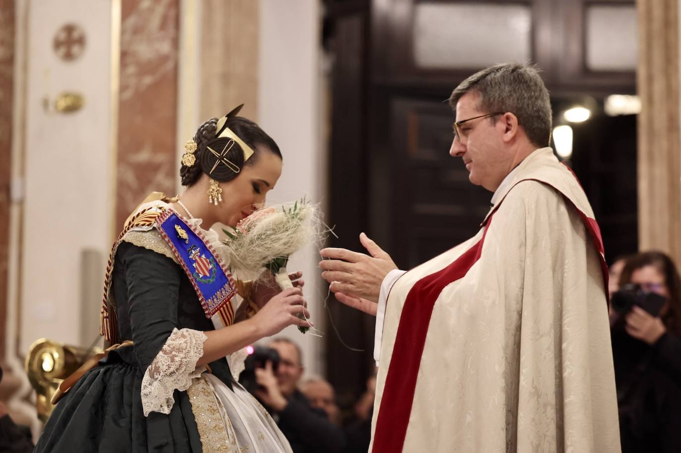 La visita de las falleras mayores de Valencia a la Basílica de Valencia