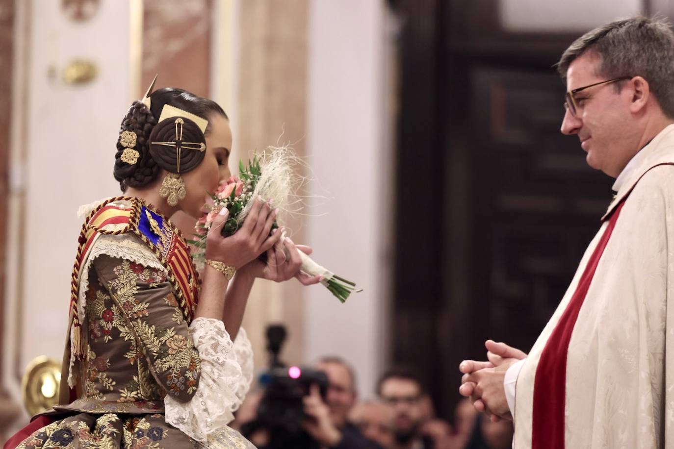 La visita de las falleras mayores de Valencia a la Basílica de Valencia