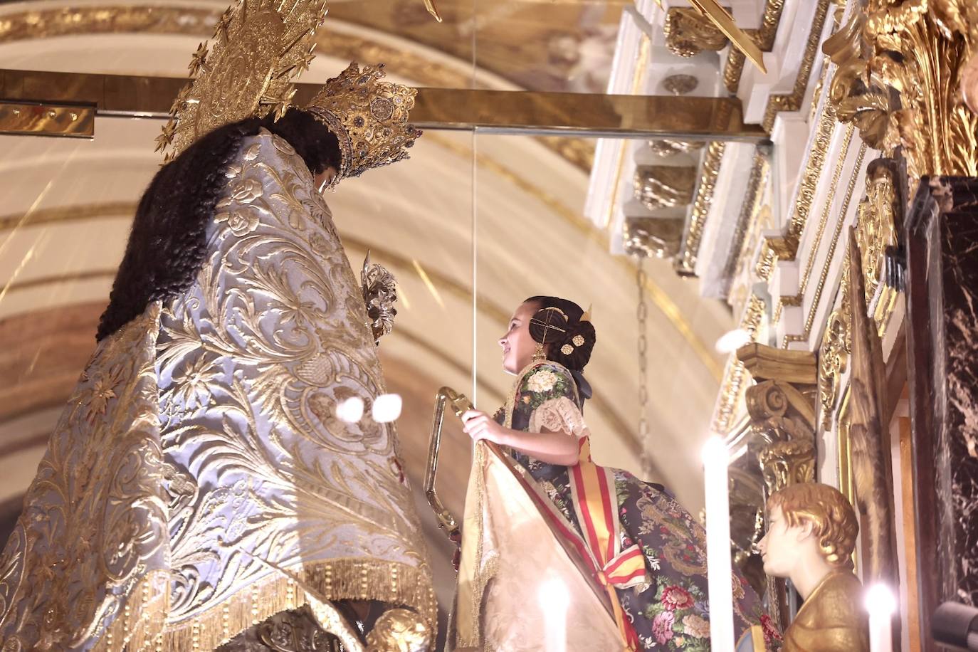 La visita de las falleras mayores de Valencia a la Basílica de Valencia