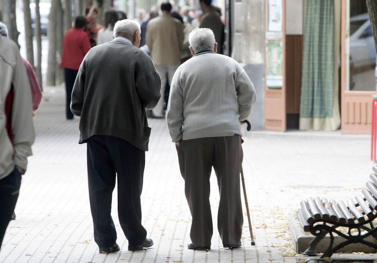 Dos pensionistas paseando