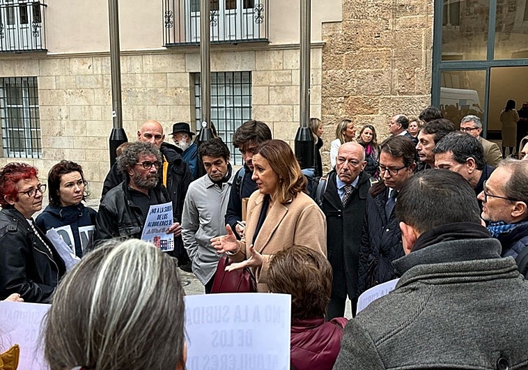 Catalá, durante su reunión con los vecinos.