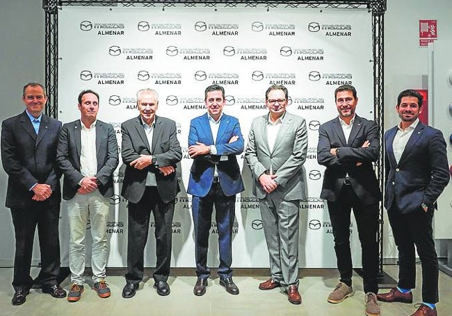 La familia Torregrosa y los ejecutivos de Mazda.